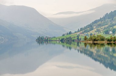 Sonbahar zamanı Norveç fiyordunda yansıma