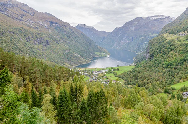 Sunnylvsfajorden 山の谷とGeiranger ノルウェー — ストック写真
