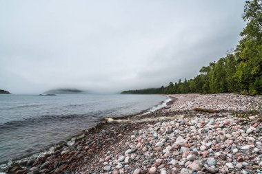 Kanada, Superior Gölü 'nün çakıl taşlı sahillerinde sörf