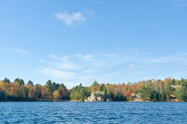 Killarney Park, Kanada 'da Orman Gölü' nün üzerinde gün doğumu