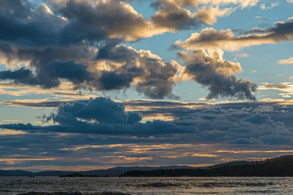 スペリオル湖の水面に沈む夕日 カナダ — ストック写真