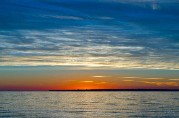 カナダ スペリオル湖の水の上のカラフルな夕日 — ストック写真