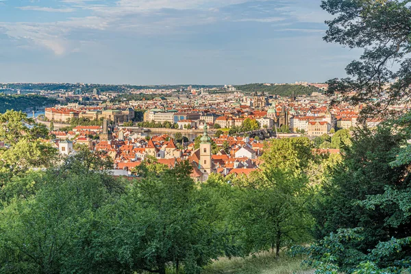 Praag Stad Huis Rood Betegelde Dak Uitzicht — Stockfoto