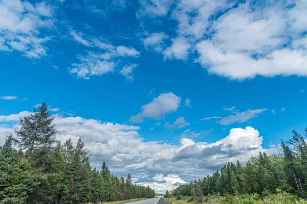 Solbelysta Vita Och Grå Moln Blå Himmel Över Trans Canada — Stockfoto