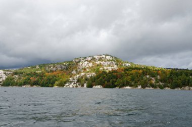 Kanada 'da güneşli bir sonbahar gününde Orman Gölü