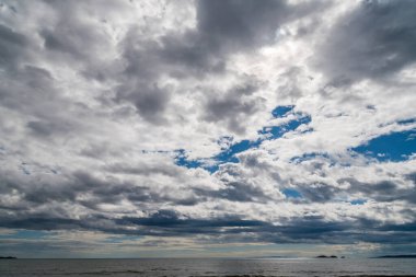 Kumsalda ve Superior Gölü kıyısında. Kanada