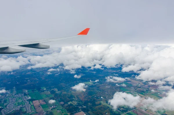 Ala Avión Nubes Blancas Cielo Azul Tierra — Foto de Stock