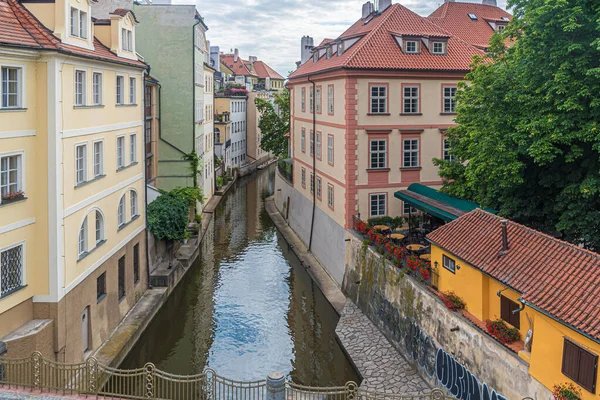 Pohled Vodní Kanál Budovy Praze Letním Období — Stock fotografie