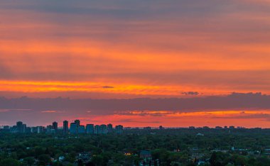 Günbatımı ve bulutlar Etobikola, Toronto, Kanada üzerinde gökyüzü
