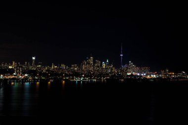 Toronto silueti gece vakti Ontario Gölü üzerinde.
