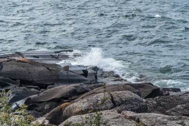 Superior Gölü, Kanada 'nın kayalık sahillerinde sörf