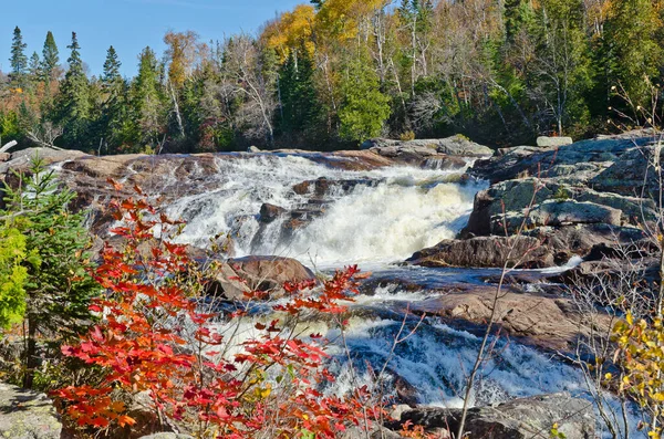 Cascata Acqua Sulle Rocce Nel Parco Provinciale Superior Lake Canada — Foto Stock