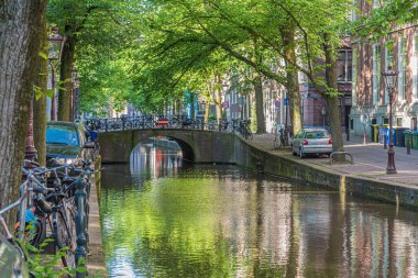 Amsterdam şehir merkezinin eski kanalları