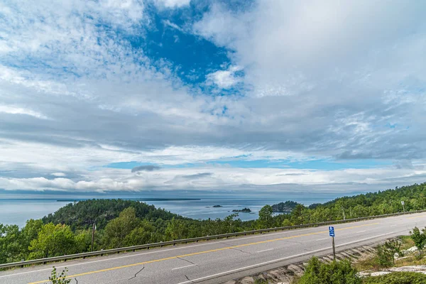 Αυτοκινητόδρομος Κατά Μήκος Μπλε Νερά Της Ακτής Superior Lake — Φωτογραφία Αρχείου