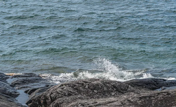 Surffailla Kallioisella Rannalla Superior Lake Kanada — kuvapankkivalokuva