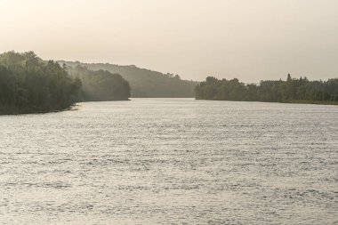 Yaz akşamları arka planda nehir suyu.