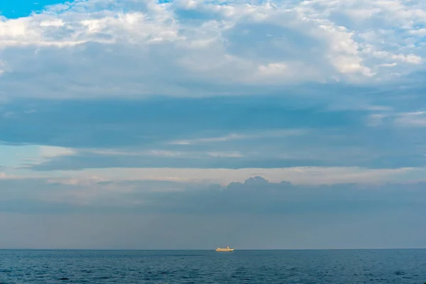 Singolo Yacht Visto Lontano Sotto Nuvole Grigie Nel Lago Ontario — Foto Stock