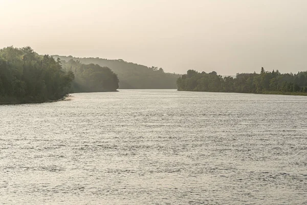 Yaz akşamları arka planda nehir suyu.