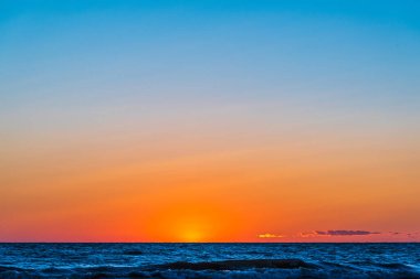 Superior Gölü 'nün üzerinde renkli bir günbatımı, Kanada