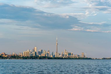 Toronto, Kanada 'daki Ontario Gölü kıyısındaki binaların manzarası.