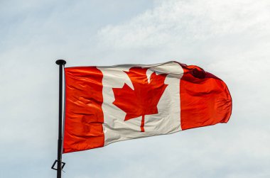 Gökyüzünde Kanada bayrağı ve bulut arkaplanı