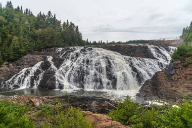 Yüksek Şelale 'de, Superior Gölü yakınlarındaki kayaların üzerinde çağlayan su..