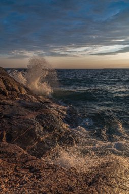 Superior Gölü 'nde gün batımı. Kanada