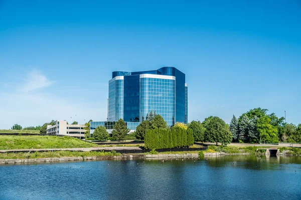 Edificio Commerciale Vicino Allo Stagno Primavera Markham Canada — Foto Stock