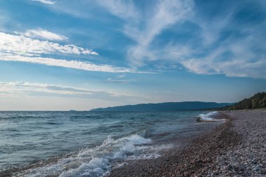 Superior Gölü kıyısında sörf. Kanada