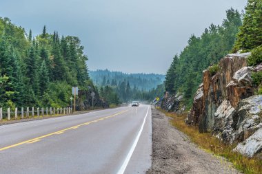 Supre Gölü, Kanada yakınlarındaki orman tepelerinde sisli bir gün.