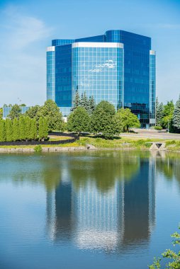 Baharda göletin yanında iş binası. Markham, Kanada