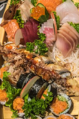 Deniz ürünleri. Suşi, sashimi ve tabakları yuvarla.