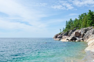 üstün gölün kıyısında