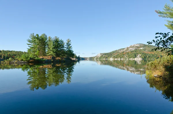 Lever de soleil au-dessus du lac forestier — Photo