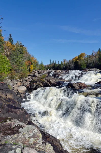 Eau en cascade sur les rochers — Photo