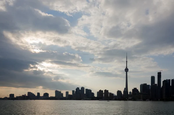 Skyline of Toronto over Ontario Lake at sunset — Stock Photo, Image