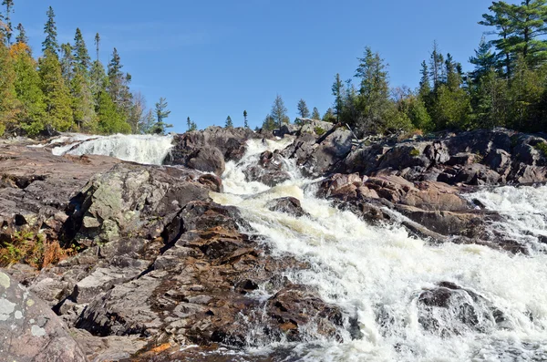 Acqua a cascata sulle rocce — Foto Stock