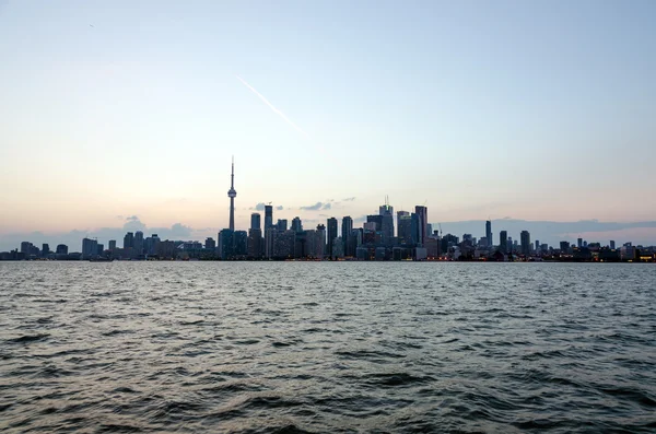 Toronto silueti gün batımında Ontario Gölü üzerinde
