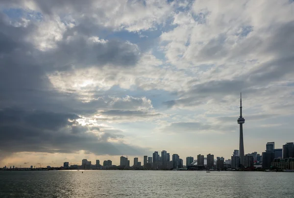 Skyline of Toronto över Ontario Lake vid solnedgången — Stockfoto