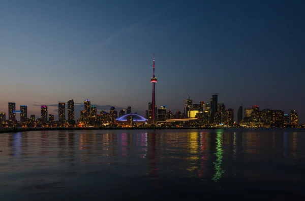 Skyline di Toronto sul lago Ontario dopo il tramonto — Foto Stock