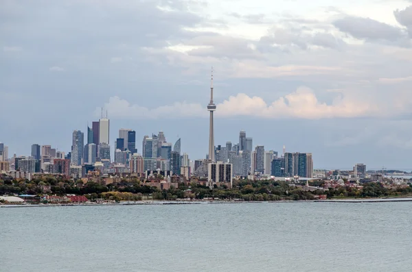 Skyline of Toronto over Ontario Lake after sunset — Stock Photo, Image