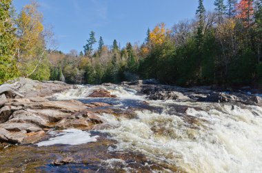 basamaklı su kayalar üzerine