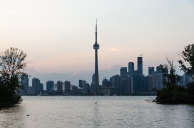 Toronto silueti gün batımında Ontario Gölü üzerinde