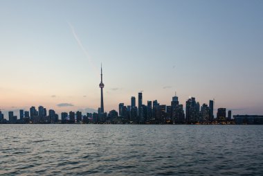 Toronto silueti gün batımında Ontario Gölü üzerinde