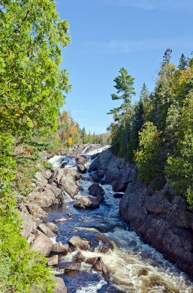 Trapsgewijze water over rotsen — Stockfoto