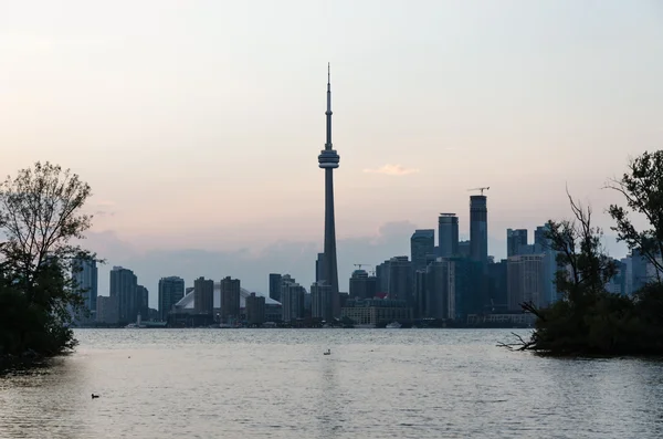 Skyline din Toronto deasupra lacului Ontario la apusul soarelui — Fotografie, imagine de stoc