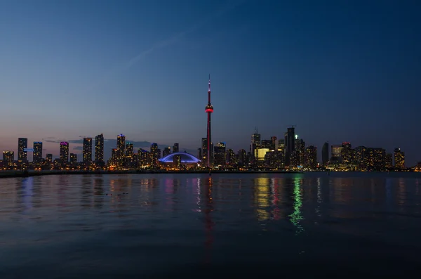 Skyline of Toronto over Ontario Lake at sunset — Stock Photo, Image