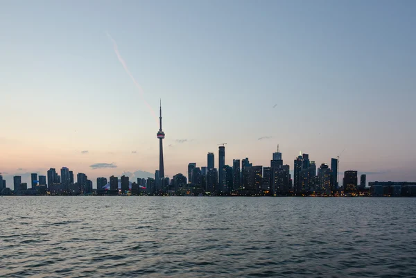 Skyline de Toronto au-dessus du lac Ontario au coucher du soleil — Photo