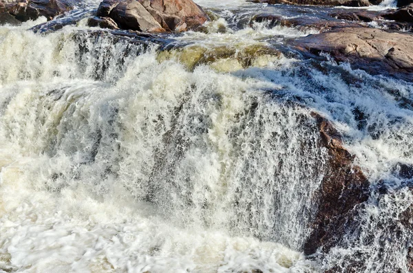 Agua en cascada sobre rocas — Foto de Stock