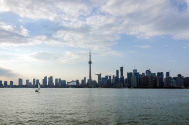 Toronto silueti gün batımında Ontario Gölü üzerinde